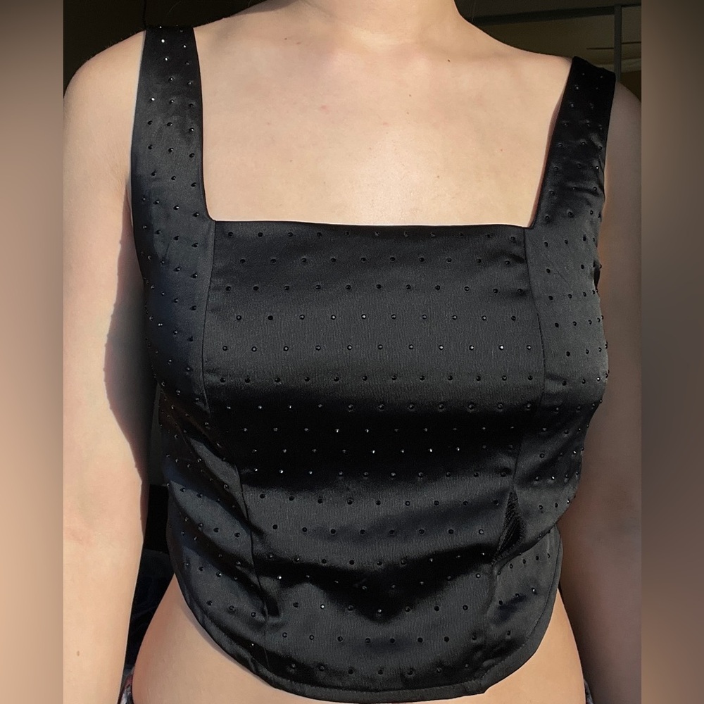 supposed to be xxs but feels like a medium sparkly black cropped tank top